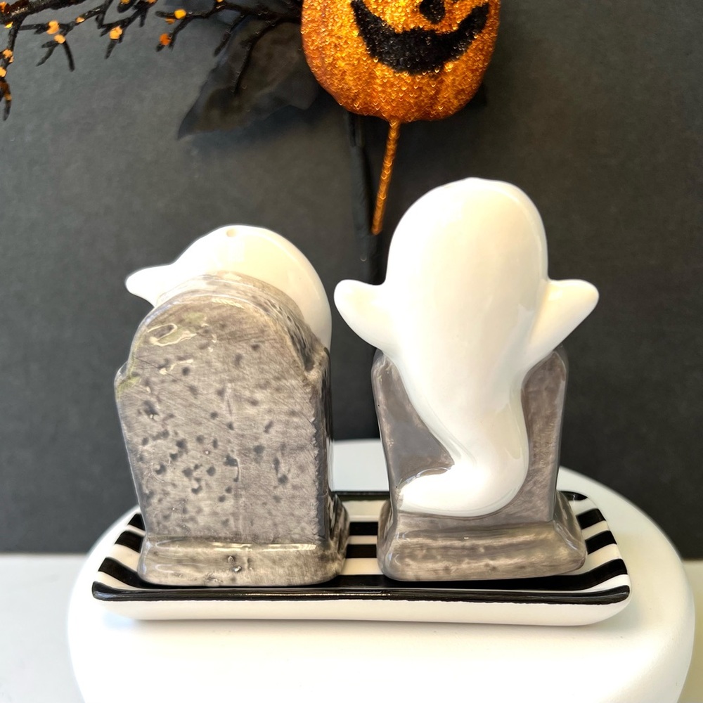 Set of 3 Halloween Ceramic Tray with Tombstones Ghosts Salt & Pepper Shakers - Picture 5 of 10